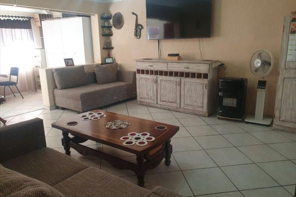 Charming 2-Bedroom Home with Study and Double Garage - Photo 2