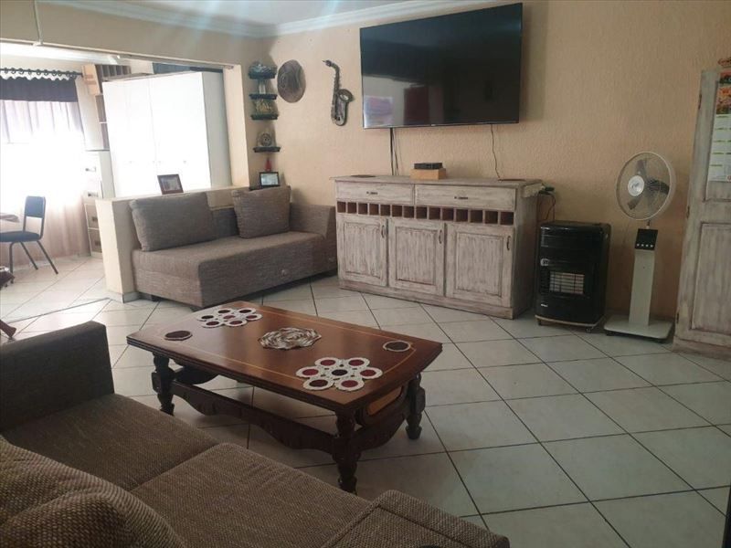 Charming 2-Bedroom Home with Study and Double Garage - Photo 2
