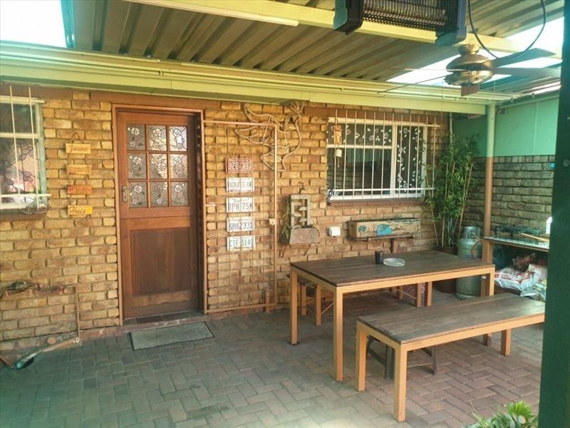 Charming 2-Bedroom Home with Study and Double Garage - Photo 3