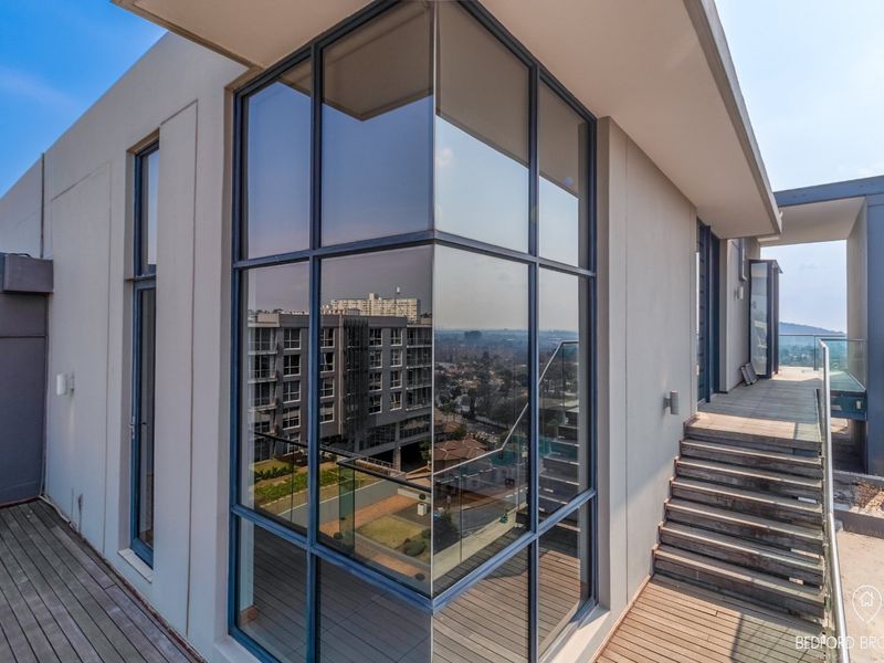 Luxurious 3-Bedroom Ensuite Penthouse with Pool and Stunning Views in Bedfordview - Photo 9
