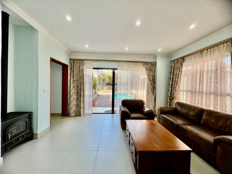 Elegant Family Home for Rent in Silver Lakes Golf Estate - Photo 8