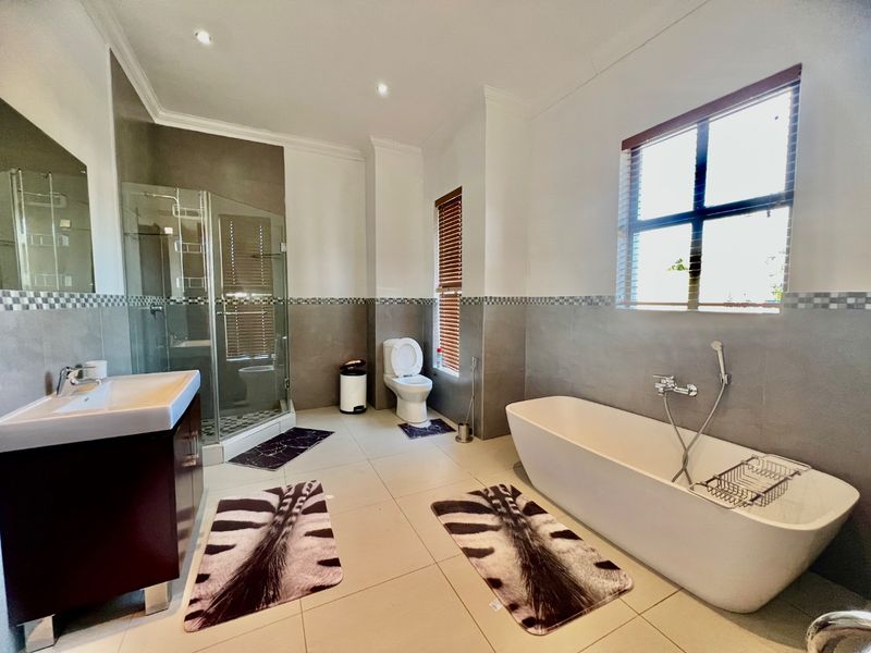 Elegant Family Home for Rent in Silver Lakes Golf Estate - Photo 9