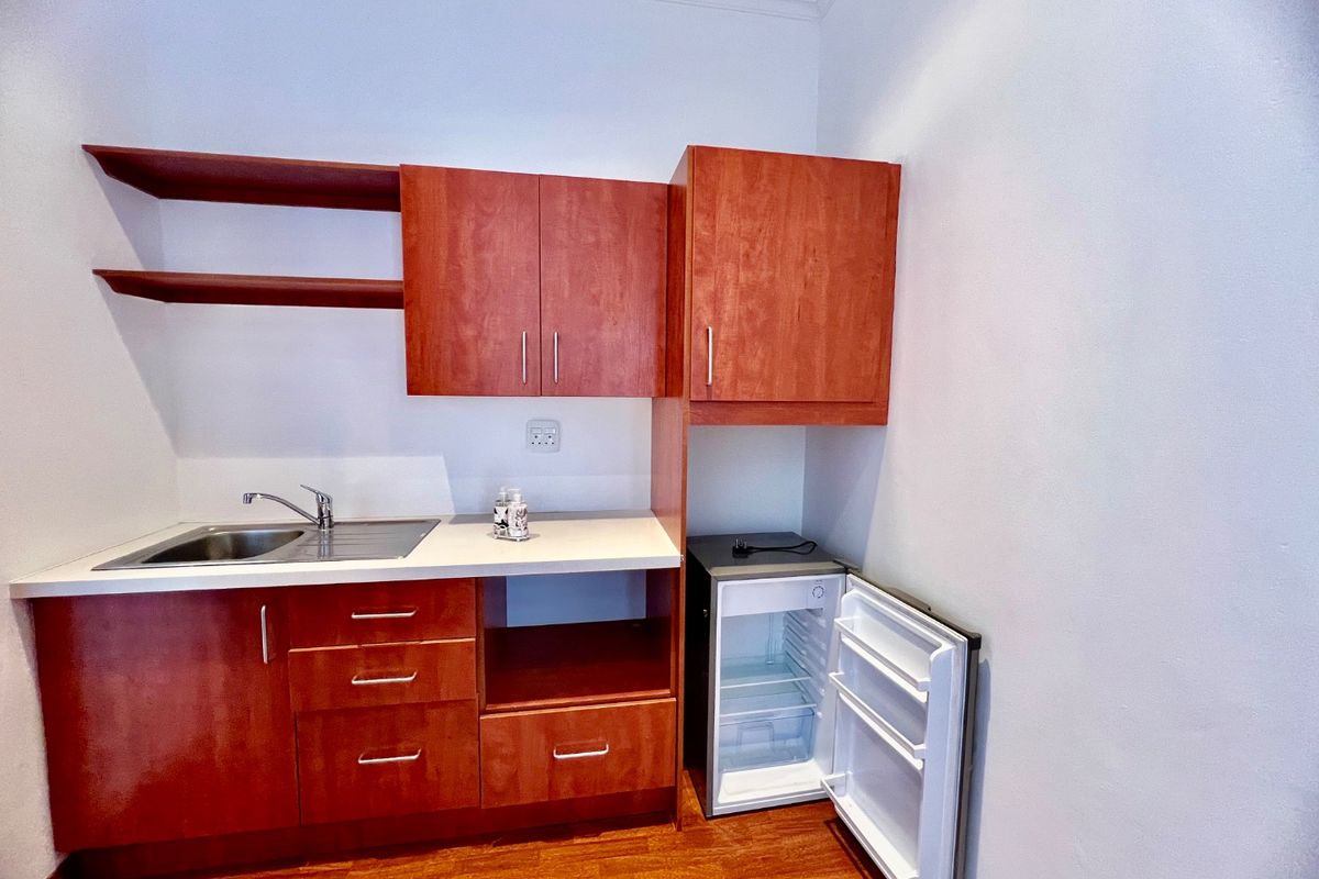 Elegant Family Home for Rent in Silver Lakes Golf Estate - Photo 3