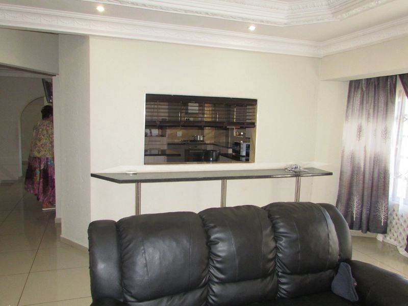 Exquisite 6-bedroom, 6-bathroom - White River Ext 18 - Photo 4