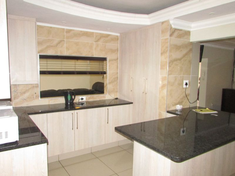 Exquisite 6-bedroom, 6-bathroom - White River Ext 18 - Photo 9