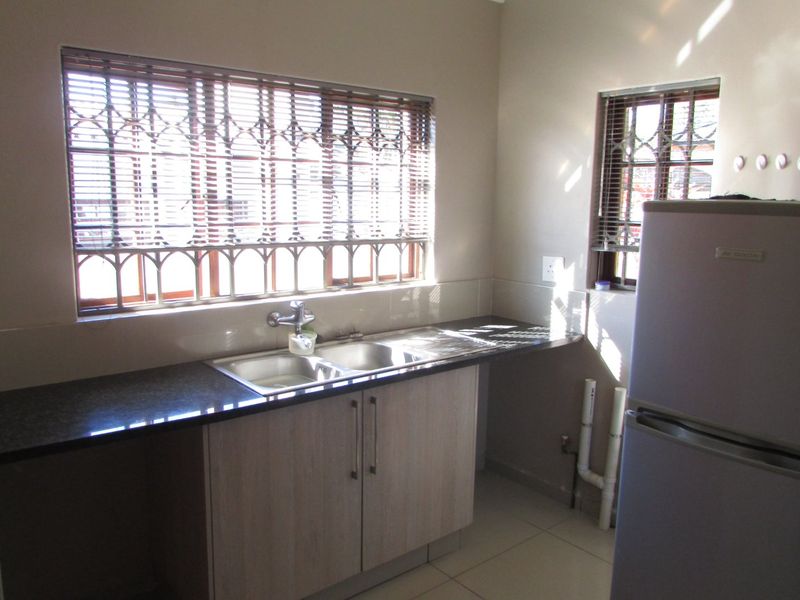 Exquisite 6-bedroom, 6-bathroom - White River Ext 18 - Photo 8