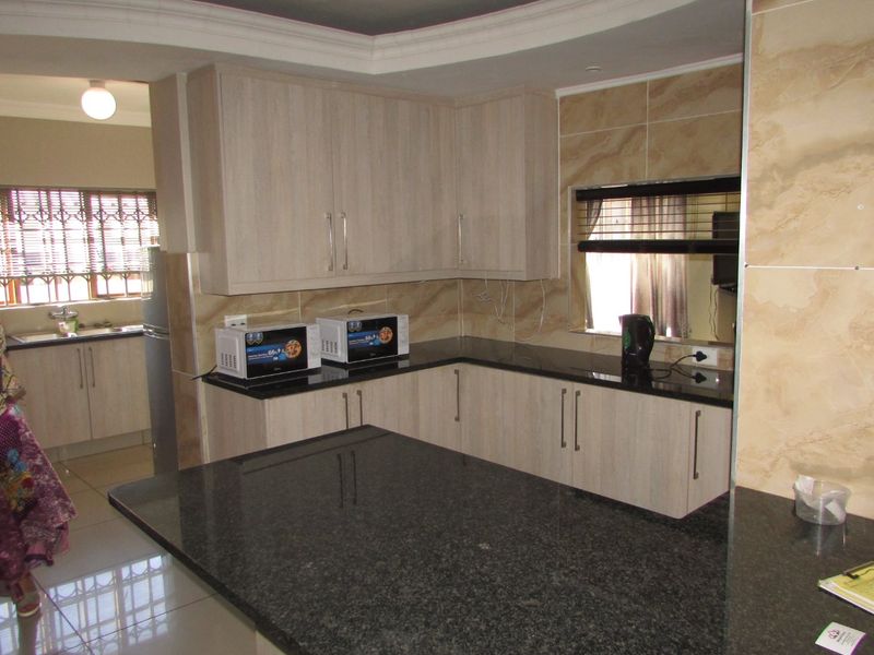 Exquisite 6-bedroom, 6-bathroom - White River Ext 18 - Photo 6