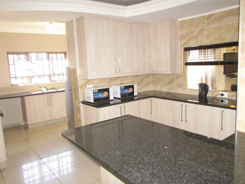 Exquisite 6-bedroom, 6-bathroom - White River Ext 18 - Photo 7