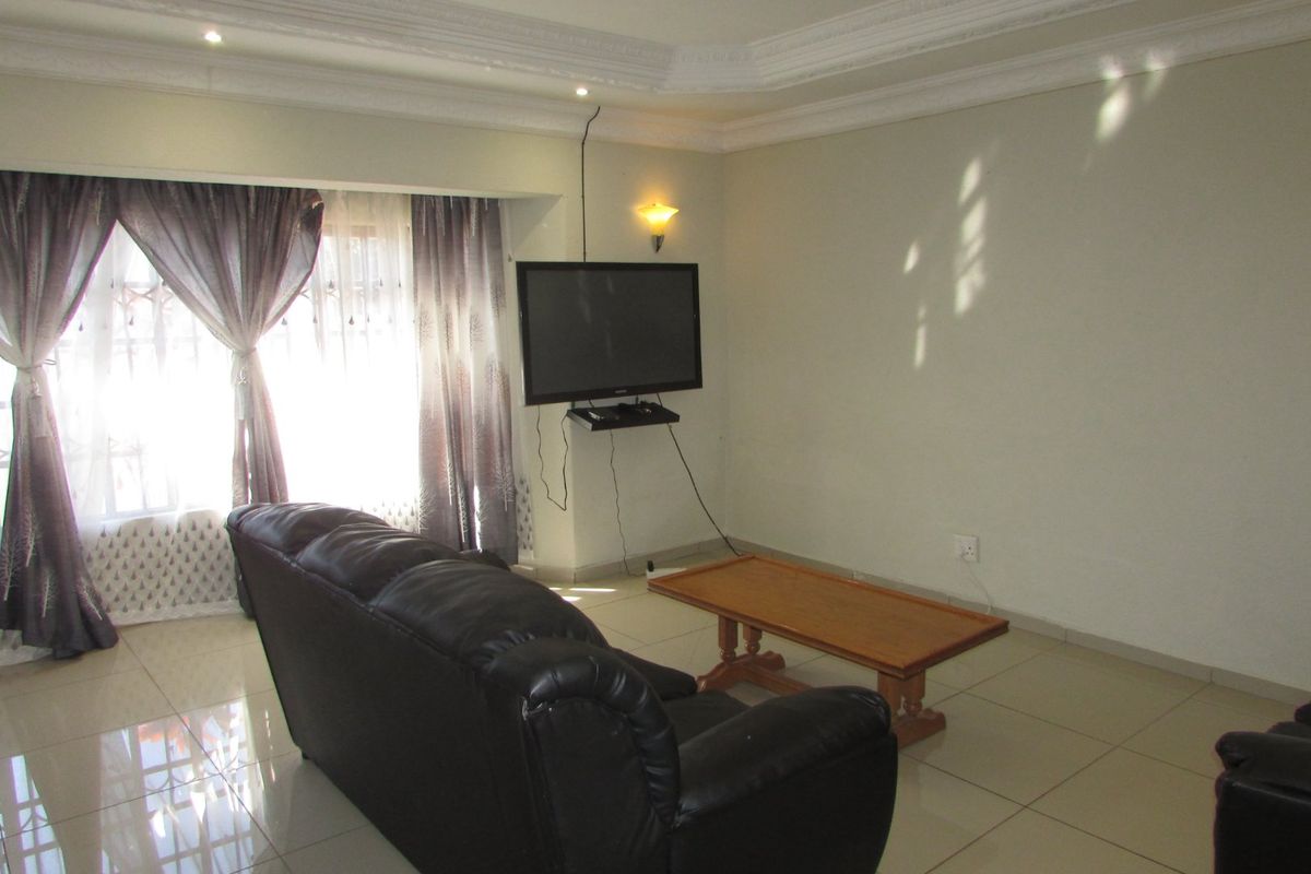 Exquisite 6-bedroom, 6-bathroom - White River Ext 18 - Photo 3