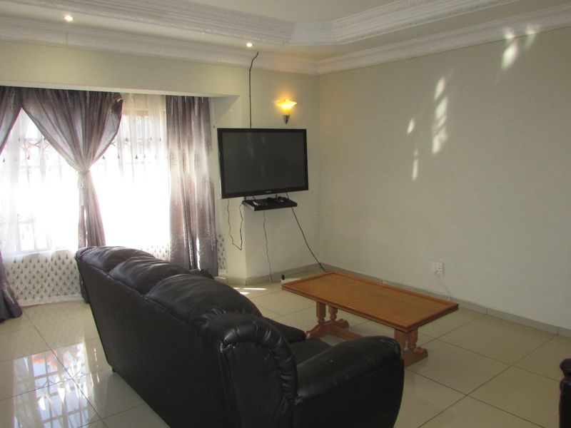 Exquisite 6-bedroom, 6-bathroom - White River Ext 18 - Photo 3