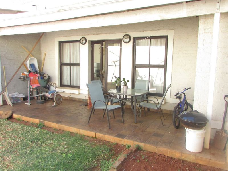 2-bedroom, 2-bathroom townhouse  -  White River - Photo 3