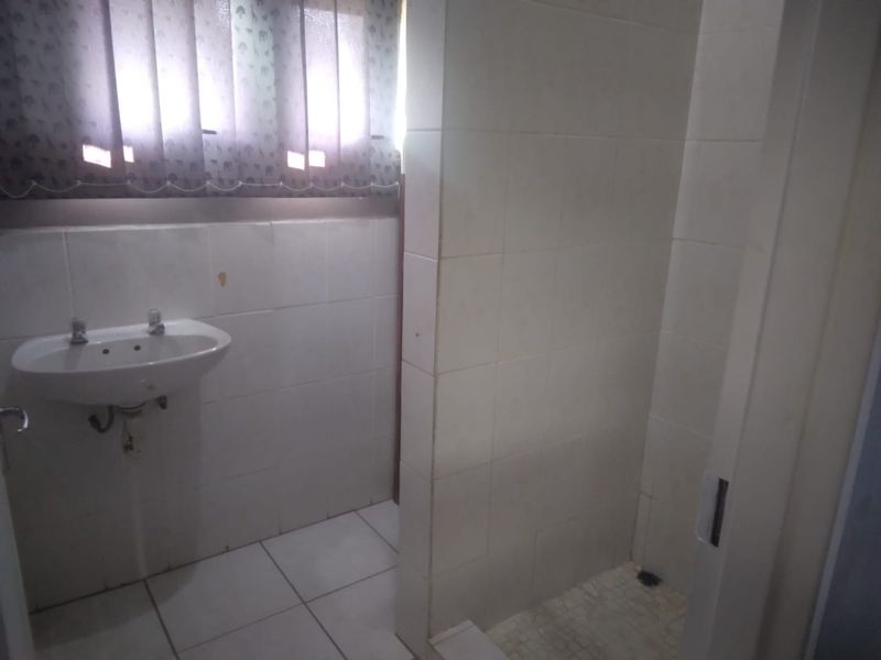 76m2 Commercial Office for Sale – Prime Location in White River Central - Photo 6