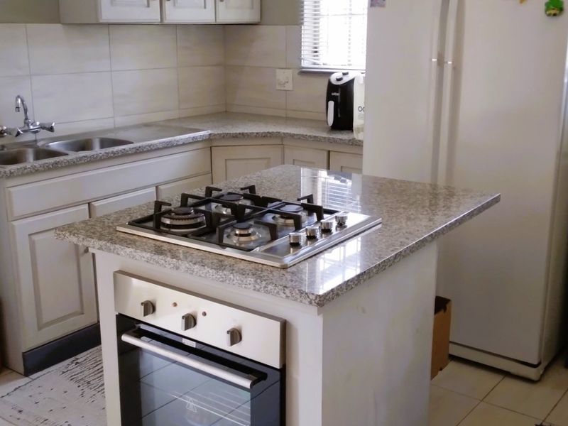 For Sale: Charming 2-Bedroom Corner Townhouse in White River Ext 9 - Photo 8