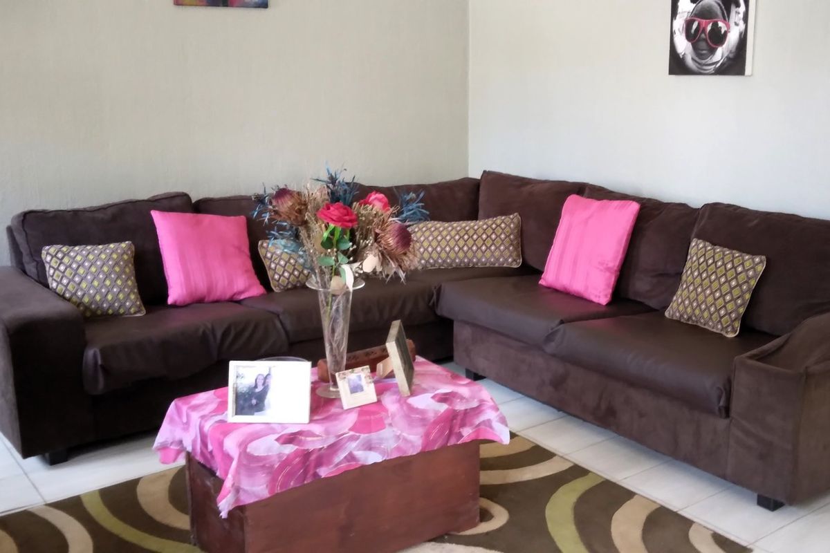 For Sale: Charming 2-Bedroom Corner Townhouse in White River Ext 9 - Photo 4