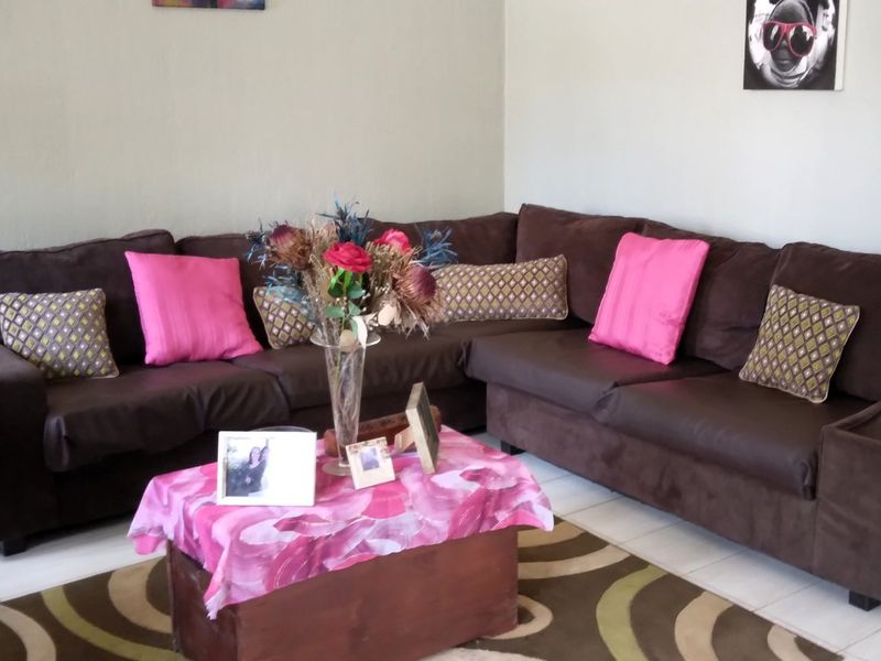 For Sale: Charming 2-Bedroom Corner Townhouse in White River Ext 9 - Photo 4