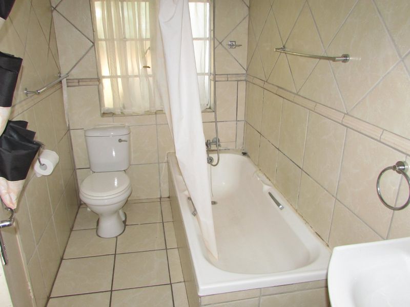 Lowveld lodge | 1 bedroom unit | walking distance to town - Photo 8