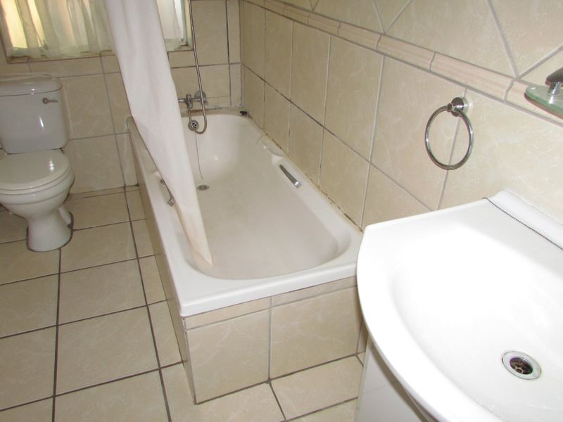 Lowveld lodge | 1 bedroom unit | walking distance to town - Photo 9