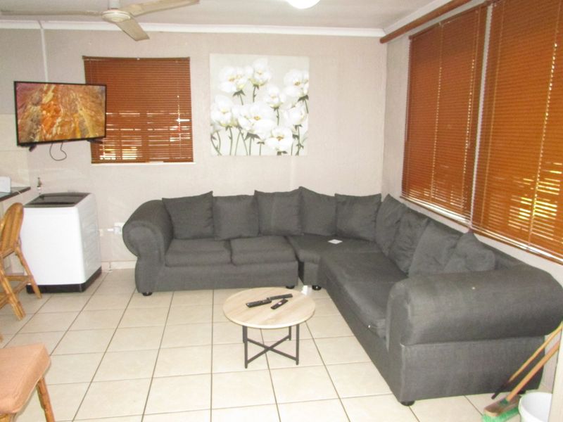 Lowveld lodge | 1 bedroom unit | walking distance to town - Photo 6
