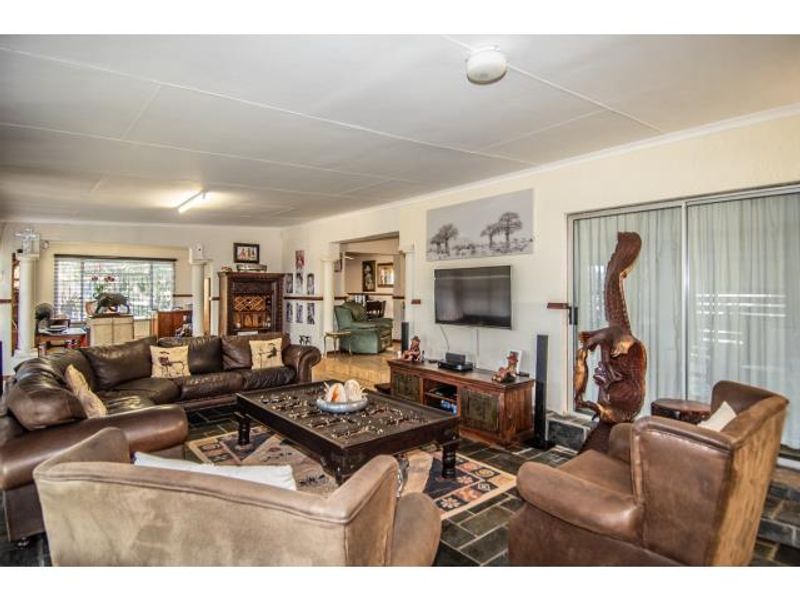 Prime Location – Versatile Property with Commercial Potential - Photo 10