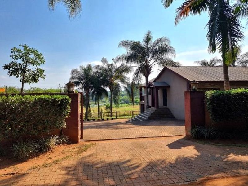 1HA Smallholding with 3 Separate Homes & Workshop – Ideal for Business or Extended Family Living - Photo 10