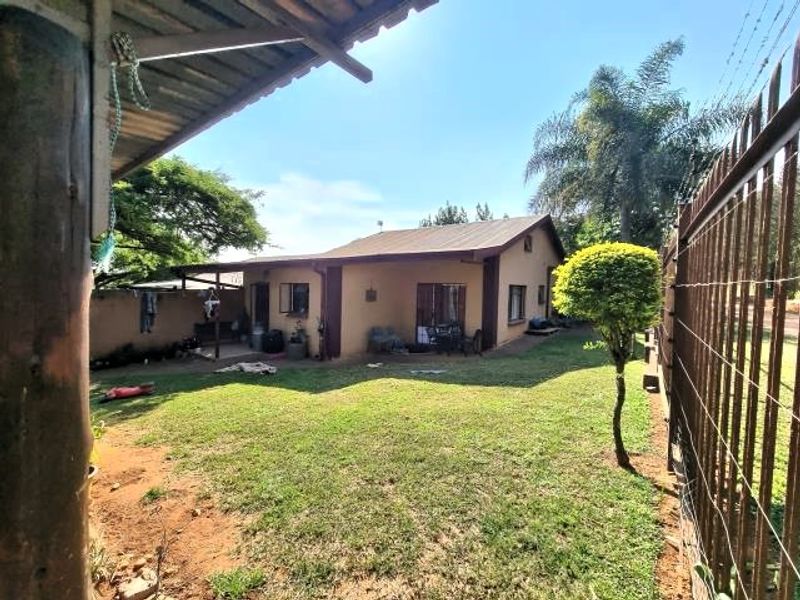 1HA Smallholding with 3 Separate Homes & Workshop – Ideal for Business or Extended Family Living - Photo 7