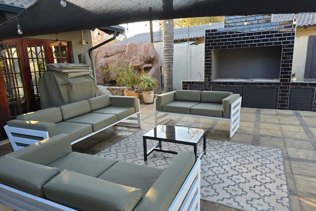 Comfortable 3-Bedroom Family Home with Pool and Entertainment Space - Photo 3