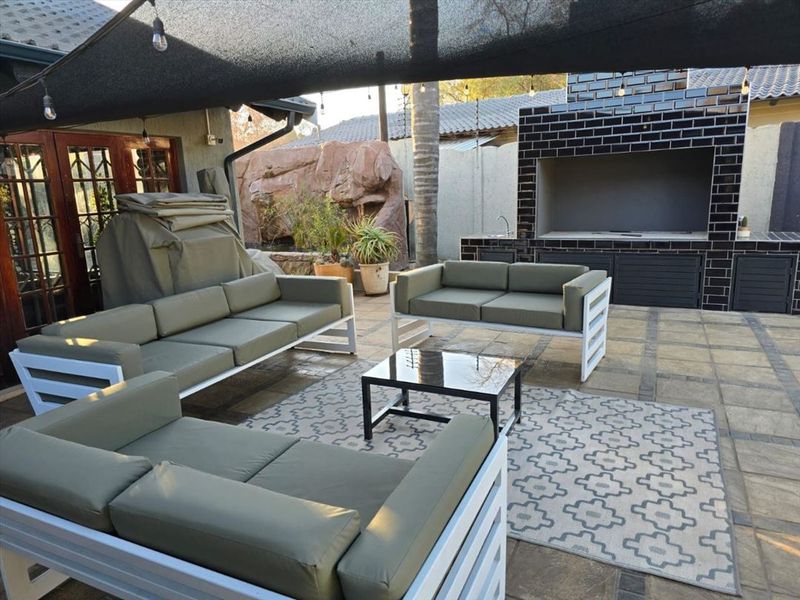 Comfortable 3-Bedroom Family Home with Pool and Entertainment Space - Photo 3