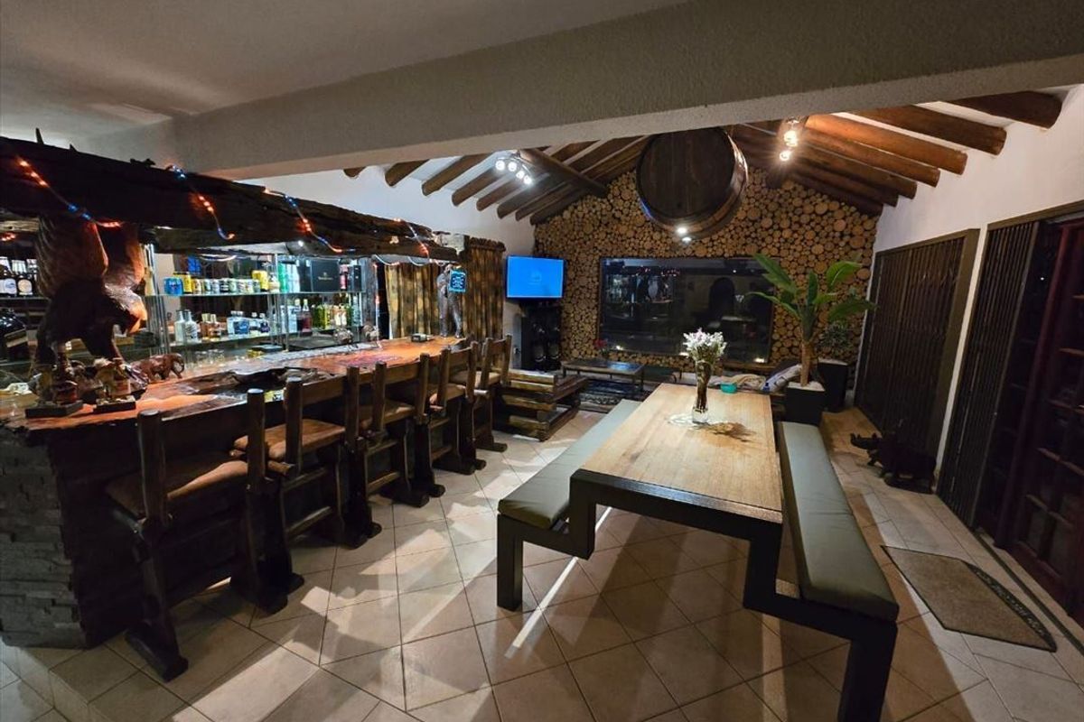 Comfortable 3-Bedroom Family Home with Pool and Entertainment Space - Photo 2