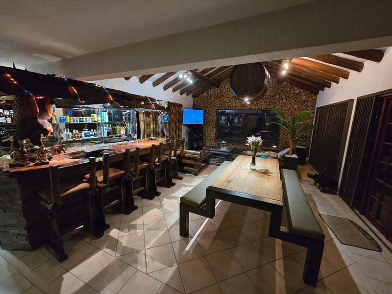 Comfortable 3-Bedroom Family Home with Pool and Entertainment Space - Photo 2