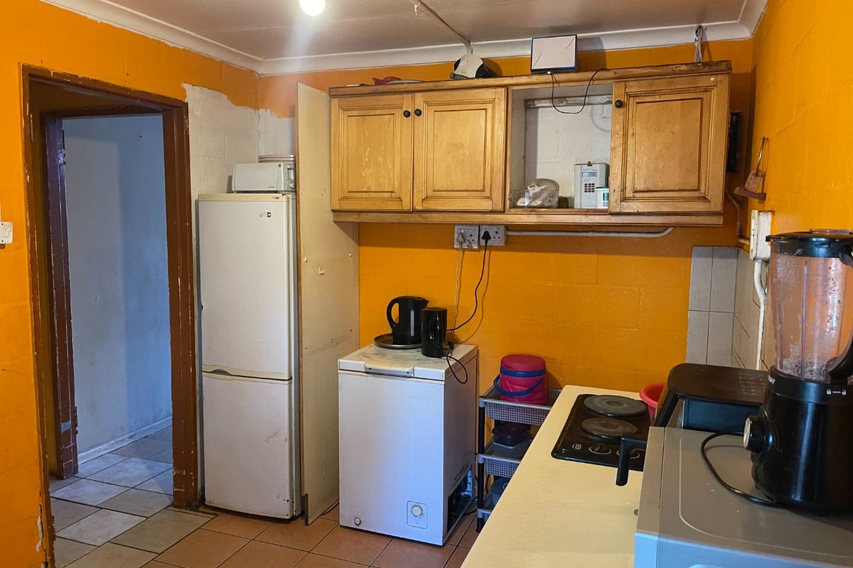 Charming Family Home with Separate Flat - Photo 4