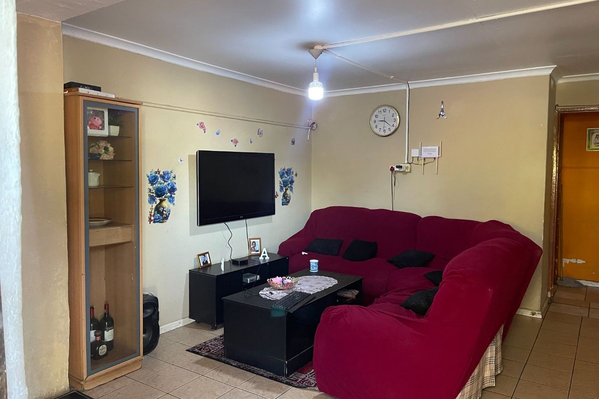 Charming Family Home with Separate Flat - Photo 2