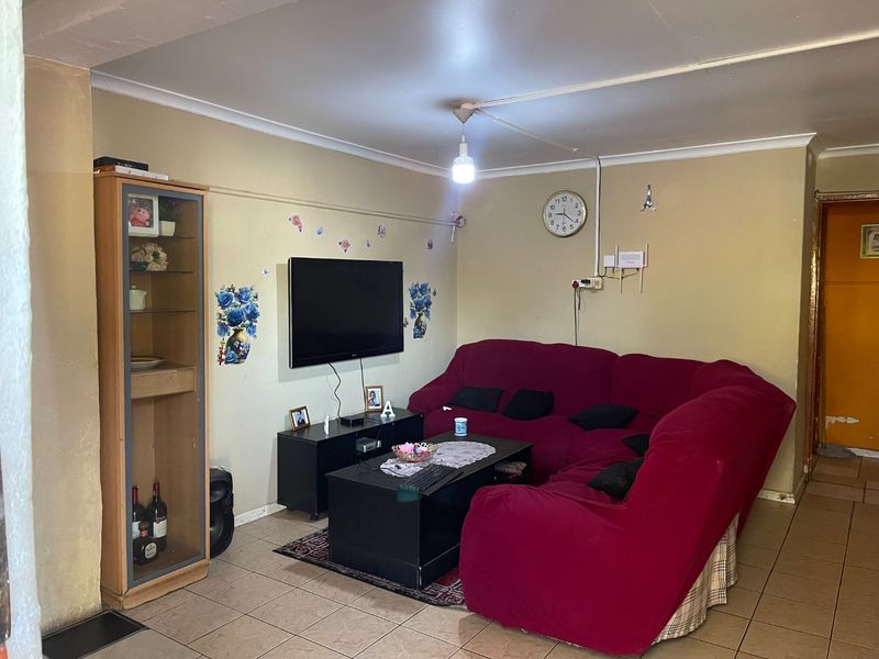 Charming Family Home with Separate Flat - Photo 2