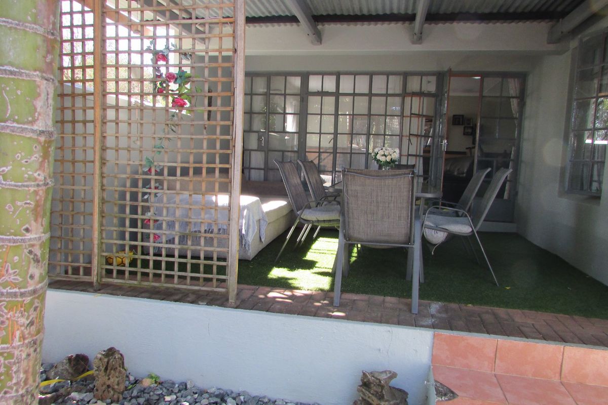 Neat and secure 2 bedroom townhouse - Photo 4