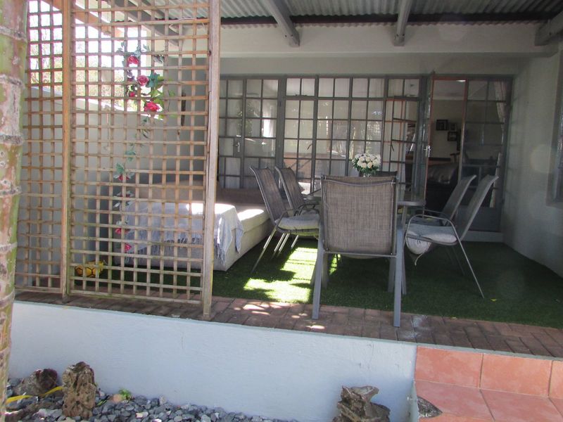 Neat and secure 2 bedroom townhouse - Photo 4