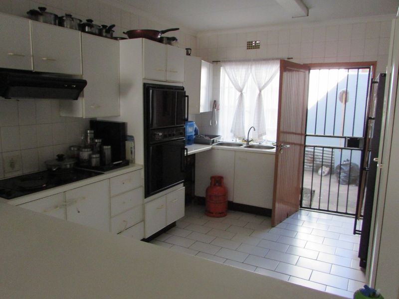 Neat and secure 2 bedroom townhouse - Photo 10