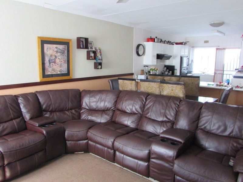 Neat and secure 2 bedroom townhouse - Photo 9