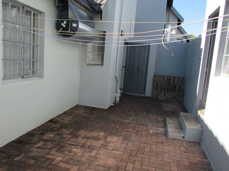 Neat and secure 2 bedroom townhouse - Photo 8