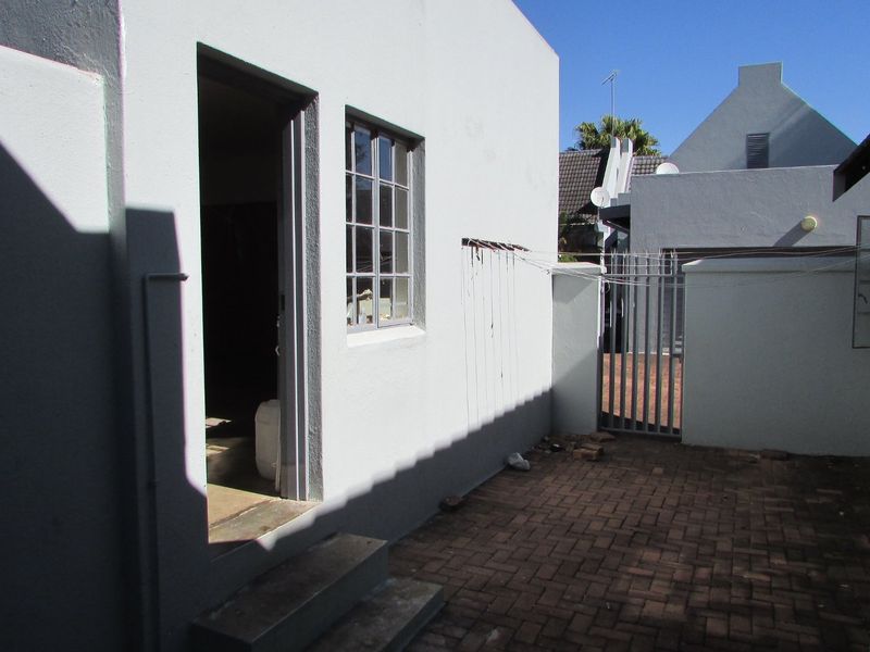 Neat and secure 2 bedroom townhouse - Photo 7