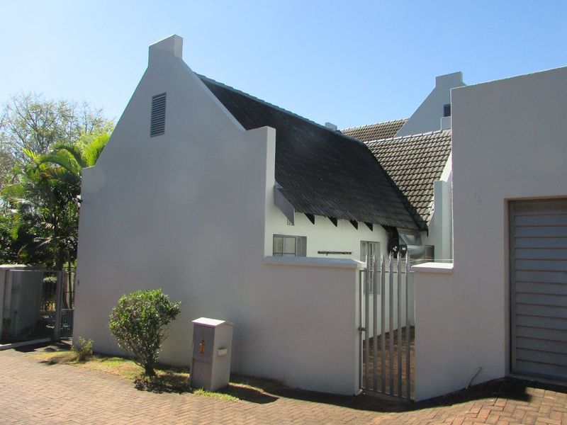 Neat and secure 2 bedroom townhouse - Photo 3