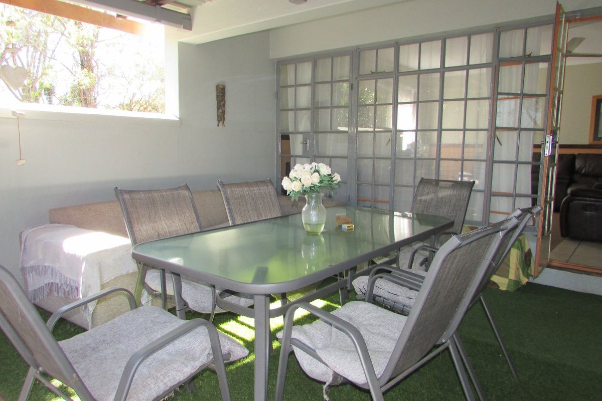 Neat and secure 2 bedroom townhouse - Photo 5