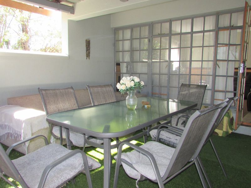 Neat and secure 2 bedroom townhouse - Photo 5