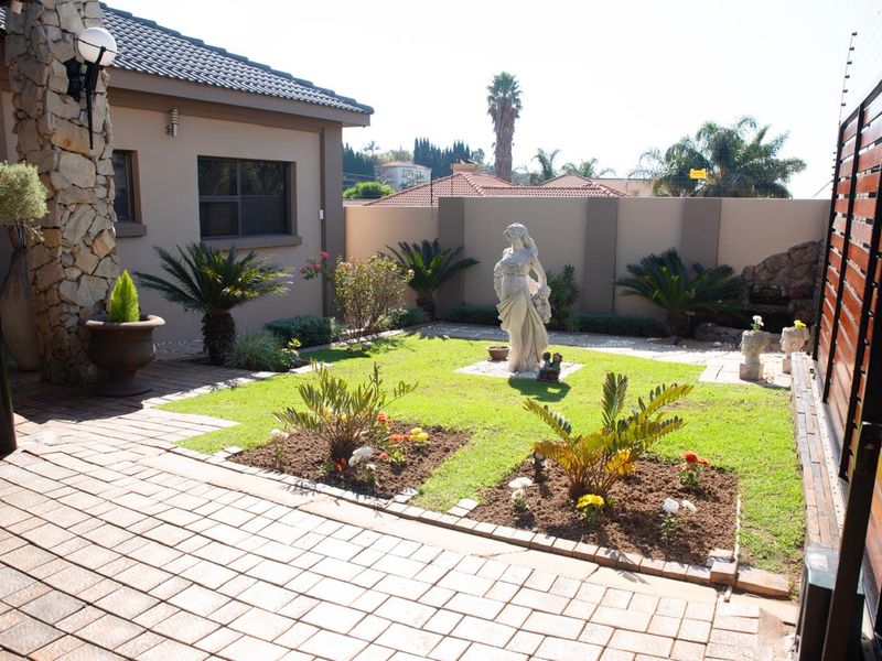 Immaculate, upmarket home, sold with furniture! - Photo 3