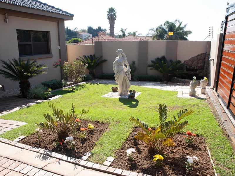 Immaculate, upmarket home, sold with furniture! - Photo 2