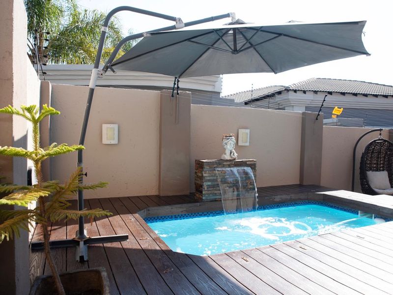 Immaculate, upmarket home, sold with furniture! - Photo 9