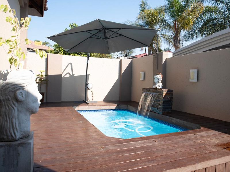 Immaculate, upmarket home, sold with furniture! - Photo 8