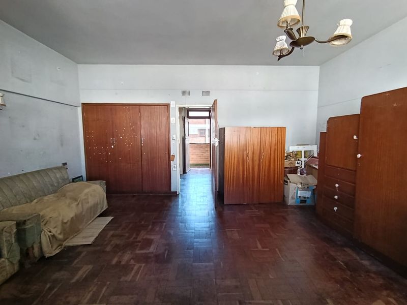 Fixer upper studio- Perfect for DIY enthusiasts & investors seeking ROI - Photo 2