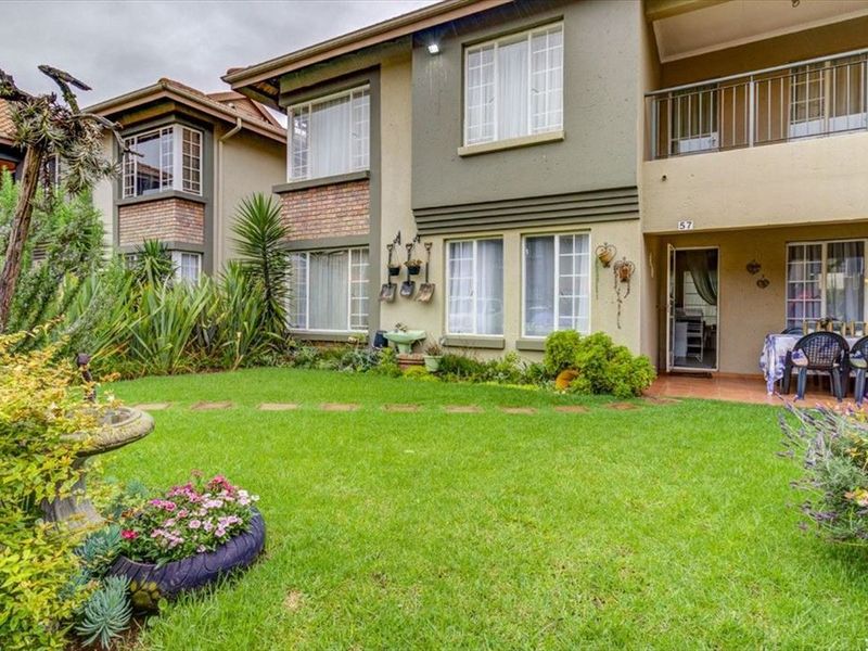 Ground-Floor 2-Bedroom Unit with Pool Access – No Pets Allowed - Photo 3