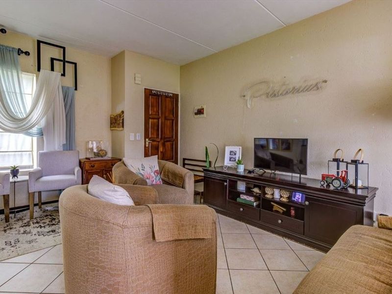 Ground-Floor 2-Bedroom Unit with Pool Access – No Pets Allowed - Photo 2