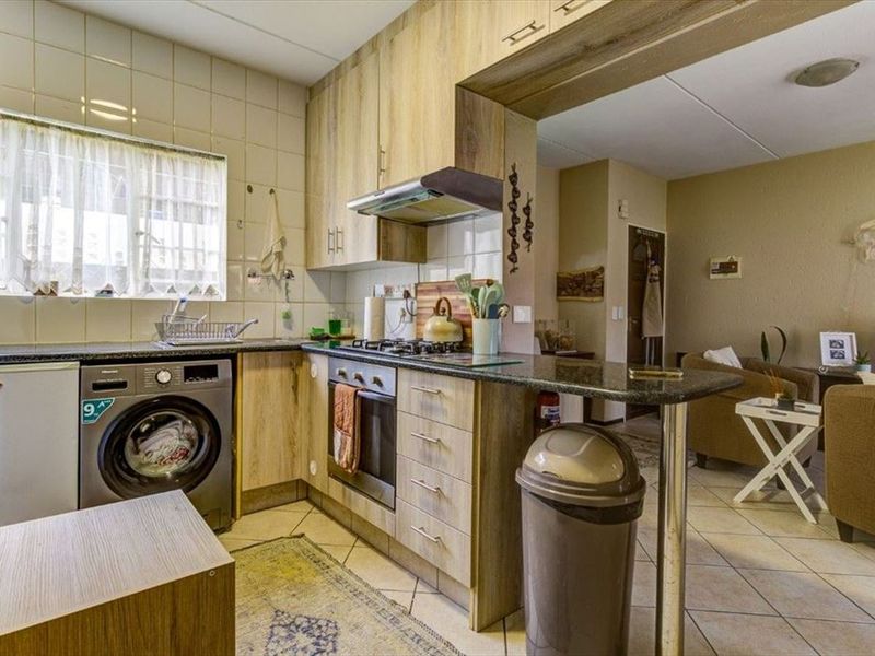 Ground-Floor 2-Bedroom Unit with Pool Access – No Pets Allowed - Photo 1