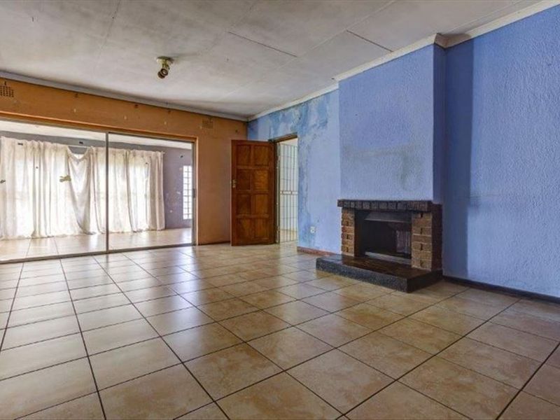 Spacious 4-Bedroom Family Home with Multiple Living Areas - Photo 2